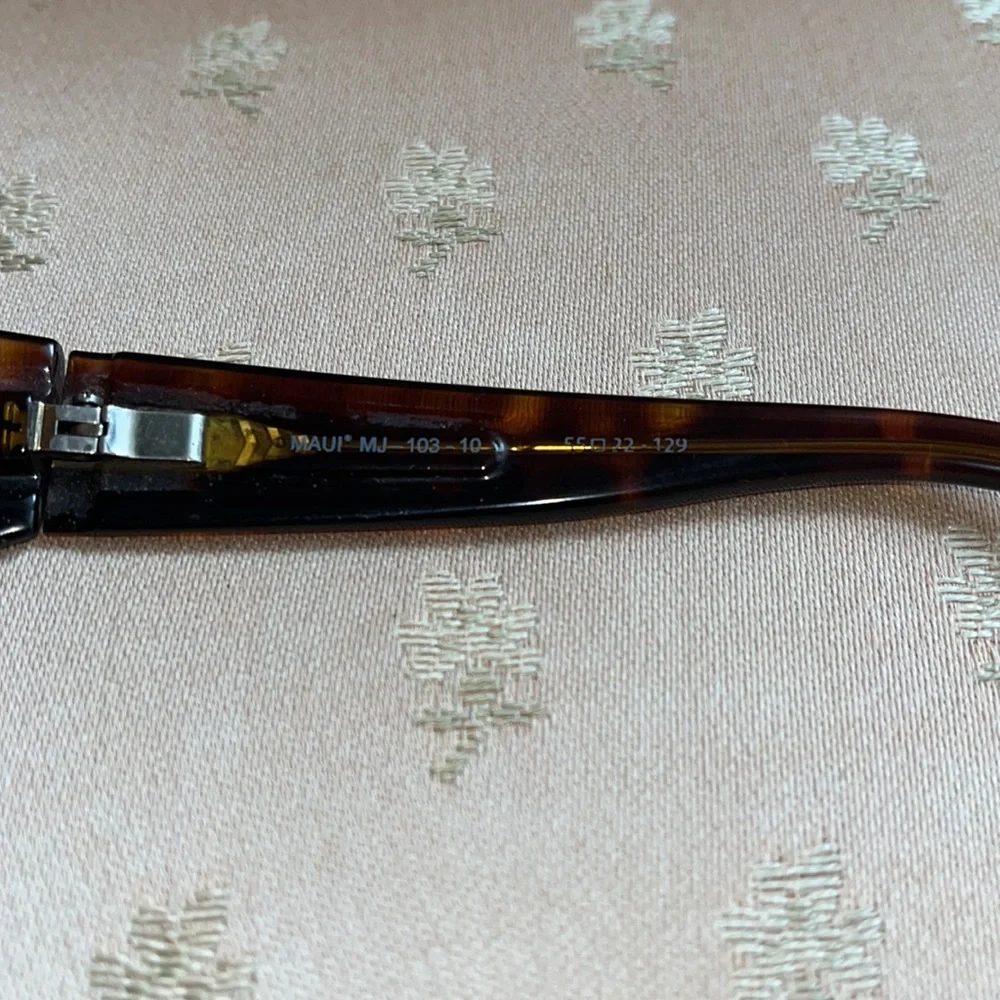 Maui Jim stingray sunglasses in very good condition. - Picture 6 of 10